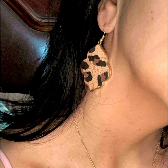 NWT Western Leopard Lightweight Dangle EARRINGS Cork - Picture 5 of 9